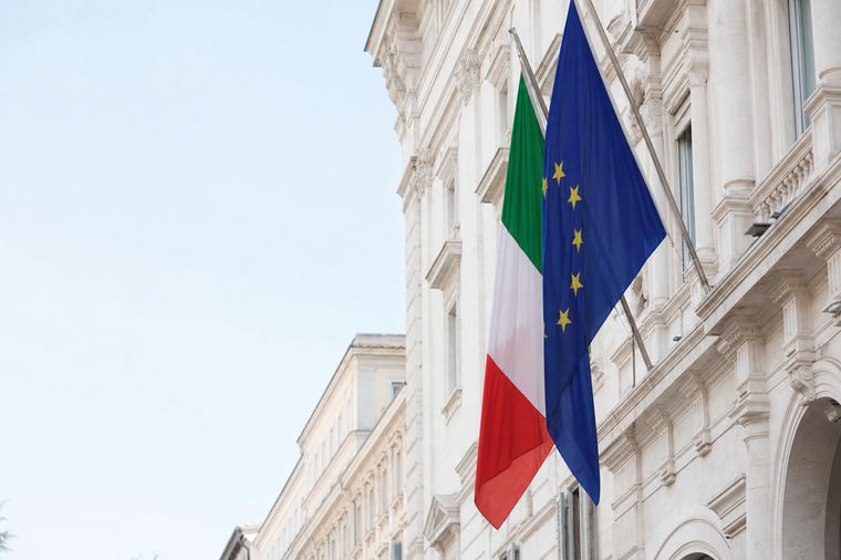L'angolo di un edificio europeo in stile classico con finestre allineate su più piani.