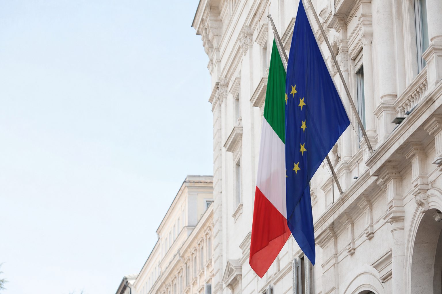 L'angolo di un edificio europeo in stile classico con finestre allineate su più piani.